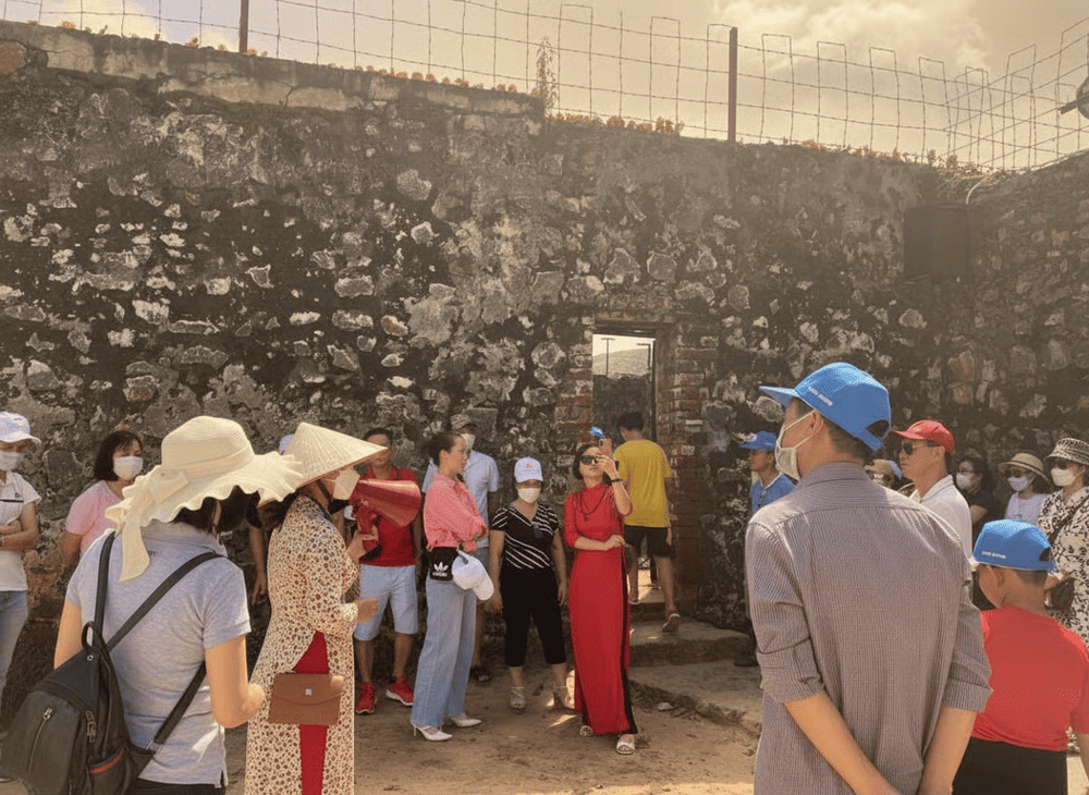 Lắng nghe thuyết minh tại nh&agrave; t&ugrave; C&ocirc;n Đảo